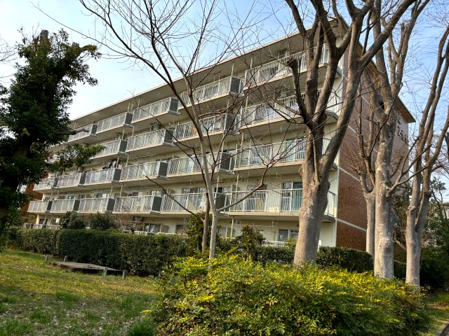 南向きにつき陽当たり、通風良好な2階角住戸です。