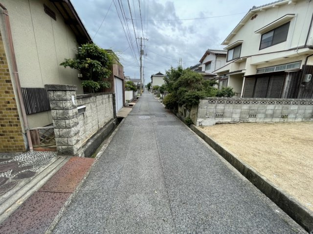 玉野市和田三丁目　売土地の周辺|敷地東側に面している道路です。