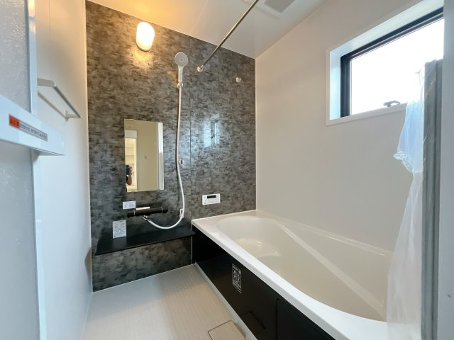 熊谷市新堀新田　新築一戸建の浴室|ゆったり寛げる1坪タイプのシステムバス。足を伸ばしてゆっくりとくつろげます。お子様と一緒に入ってもゆとりがありますね♪便利な浴室乾燥機付き！