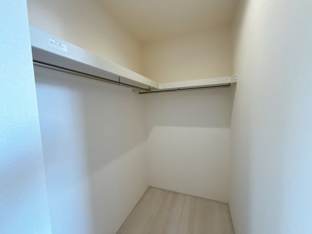 熊谷市新堀新田　新築一戸建の収納|お洋服を大切にされる方に大変喜ばれる、ウォークインクローゼット。お洋服以外にも掃除機やスーツケースなどを一箇所に集約できるのは魅力ですね！扉が一箇所ですので、お部屋の見た目にもスッキリ！