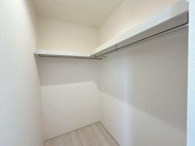 熊谷市新堀新田　新築一戸建の収納|お洋服を大切にされる方に大変喜ばれる、ウォークインクローゼット。お洋服以外にも掃除機やスーツケースなどを一箇所に集約できるのは魅力ですね！扉が一箇所ですので、お部屋の見た目にもスッキリ！