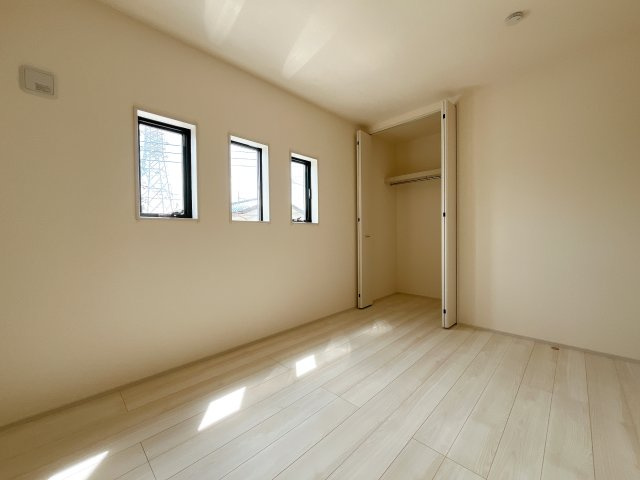 熊谷市新堀新田　新築一戸建の洋室|２階居室は全室収納あり！たっぷりある収納活用でお部屋もキレイを保てます♪