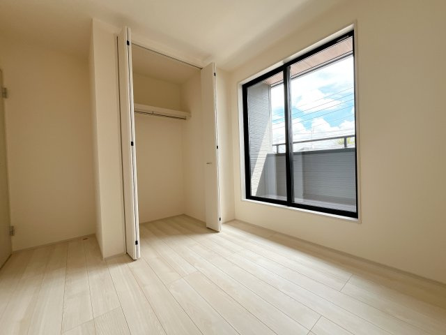 熊谷市新堀新田　新築一戸建の洋室|２階居室は全室収納あり！たっぷりある収納活用でお部屋もキレイを保てます♪