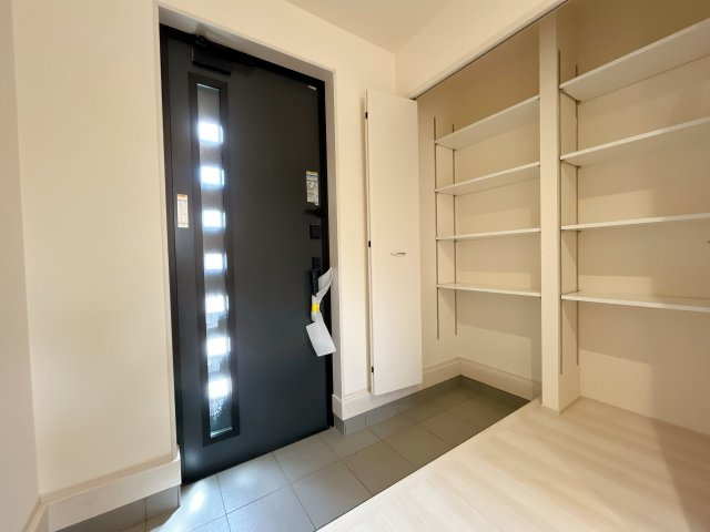 熊谷市新堀新田　新築一戸建の玄関|明るく清潔感のある玄関でお客様を迎えるスペースをパッと明るい印象に！大容量の収納力で大家族の履物もすっきり収納できます♪