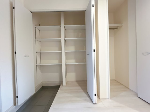 熊谷市新堀新田　新築一戸建の玄関|明るく清潔感のある玄関でお客様を迎えるスペースをパッと明るい印象に！大容量の収納力で大家族の履物もすっきり収納できます♪