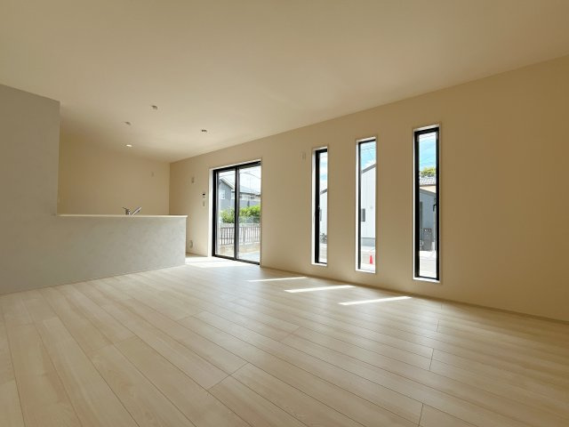 熊谷市新堀新田　新築一戸建の居間・リビング|大きな窓のあるリビングは、陽光あふれる明るい空間です。居心地良く、ご家族皆がゆったり寛げる憩いの空間となりそうです。