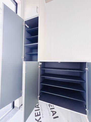 【新築戸建】佐波郡玉村町11期の玄関|■玄関｜収納豊富な玄関♪ご家族の増えていく靴もしっかり収納できます♪