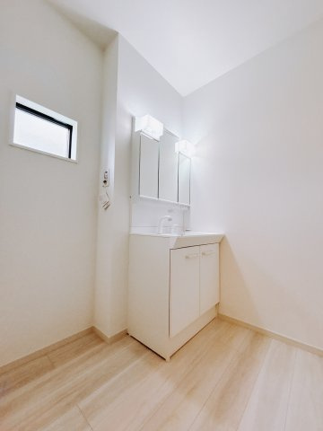 【新築戸建】佐波郡玉村町11期の独立洗面台|■洗面室｜ゆとりのある洗面脱衣室ではお子様と並んで歯磨きもできるので一緒に成長を楽しめます♪ひろびろとした洗面室で、朝の準備も楽しくなります☆.*