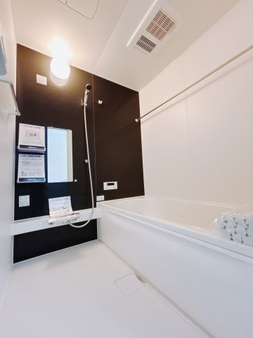 【新築戸建】佐波郡玉村町11期の浴室|■浴室｜大人が足を伸ばしても入れる広々浴槽ですので、肩まで浸かって体全体をしっかり温められます。大きな窓がついておりますので、湿気で篭りがちなバスルームも換気することができます( ＾＾ )