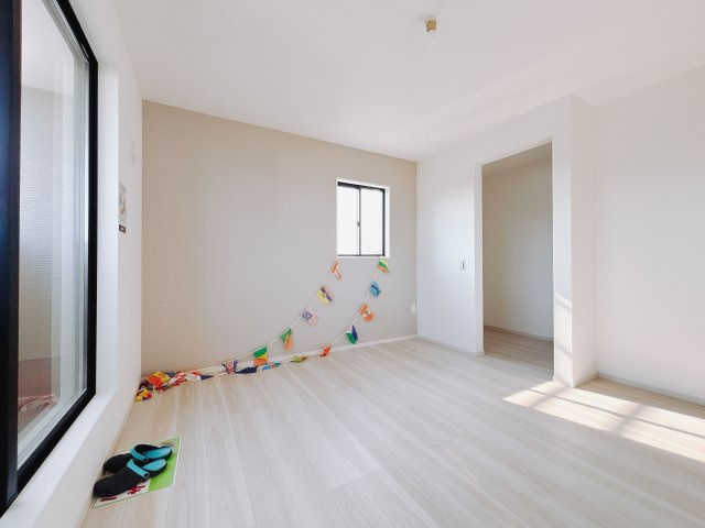 【新築戸建】佐波郡玉村町11期の寝室|■主寝室｜ダブルベッドを置いても充分な広さを2Ｆのお部屋に設けております。お子様と家族みんなで寝るのも夢じゃありません♪窓からは光が差し込むので日中でも明るいお部屋です。