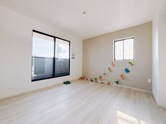 【新築戸建】佐波郡玉村町11期の寝室|■主寝室｜寝室にはアクセントクロスをあしらい、ホテルのような落ち着いた空間を演出しました。南向きなので陽当りも良く、朝は爽やかな陽射しがお部屋を包みます☆