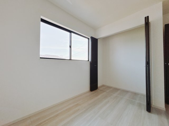 【新築戸建】佐波郡玉村町11期の洋室|■2階洋室｜2階各居室には収納をご用意しています♪常にお部屋を綺麗に保てます！小さなお子様も自然とお片付けができるようになるのでうれしいですよね！