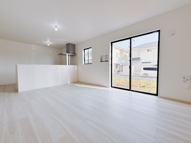 【新築戸建】佐波郡玉村町11期の居間・リビング|■リビング｜窓から射し込む陽射しが縦横に広がり、あたたかな空間を形作ります♪木目のきれいなフローリングとシンプルな壁紙は、一日中家に居ても飽きることなく過ごすことができる素敵な空間です♪