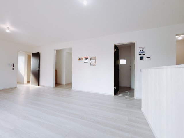 【新築戸建】佐波郡玉村町11期の居間・リビング|■リビング｜陽当たり良好のリビングダイニング♪賃貸では叶わなかった、お友達とのホームパーティや大音量で映画やテレビを楽しむことができます！