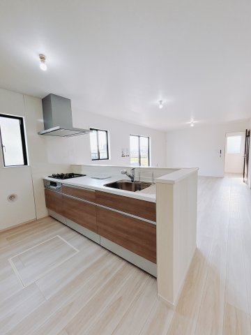 【新築戸建】佐波郡玉村町11期のキッチン|■リビング｜リビングまでの見通しが良く、家事をしながらでも、お子様の様子を見られるようになっています。お子様がいつもママのそばにいる安心感も生まれます♪