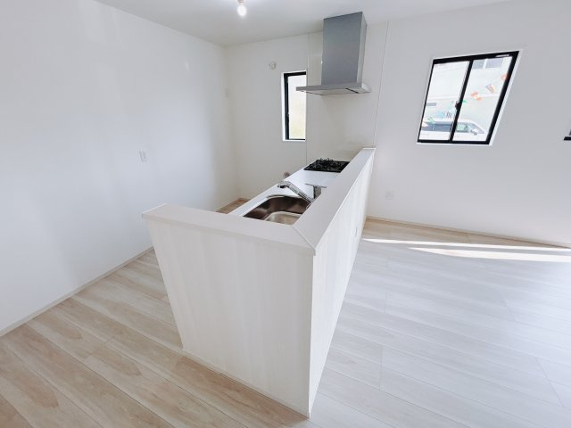 【新築戸建】佐波郡玉村町11期のダイニング|■ダイニング｜忙しい朝でもご家族そろってお食事を楽しんでいただける、ゆとりあるダイニングスペース。ダイニング横にはご家族のワークスペース「スタディカウンター」をご用意しました( ＾＾ )