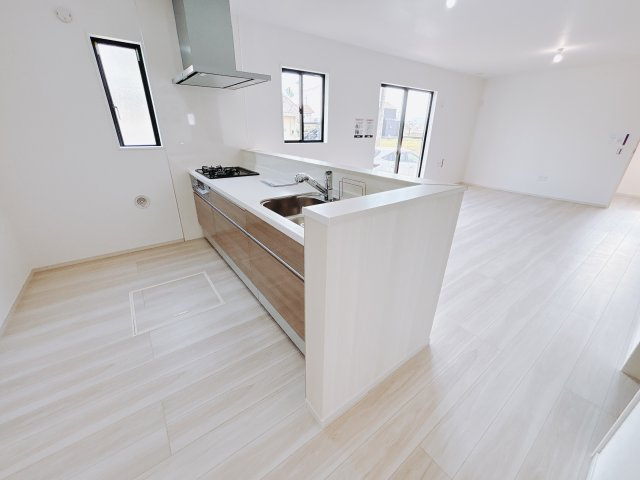 【新築戸建】佐波郡玉村町11期のキッチン|■キッチン｜作業がはかどる広々カウンタースペース。会話がはずむ「オープンキッチン」なので家族とのコミュニケーションも活発になります。
