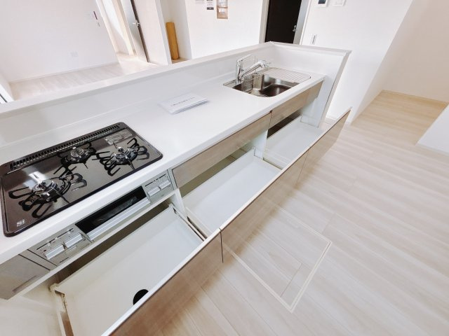 【新築戸建】佐波郡玉村町11期のキッチン|■キッチン｜全スライド式収納キッチン♪お皿や鍋の出し入れもラクラクです（＾＾）！