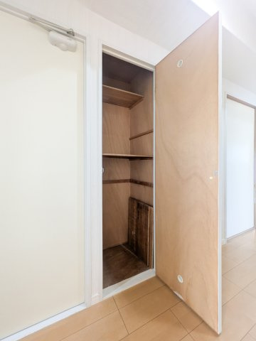 エクセル北青木のその他|廊下の物入れ
棚の高さを自由に選べ、様々なものが収納可能です。