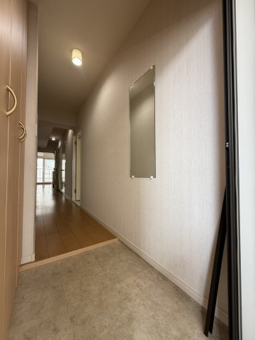 エクセル北青木の玄関|大理石風の玄関
靴箱もあり生活感も隠せます。