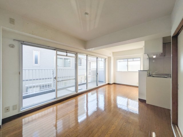 エクセル北青木の居間・リビング|約13.4帖のLDK
北西の角部屋の為日差しもございます。