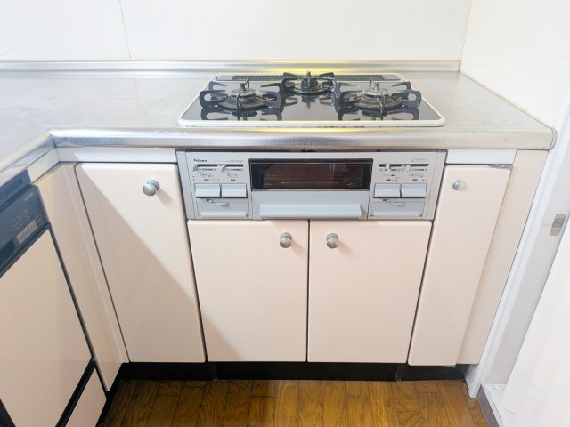 エクセル北青木のキッチン|3口ガスコンロビルトイン食洗器付き。
ガスコンロで快適に料理が作れます。