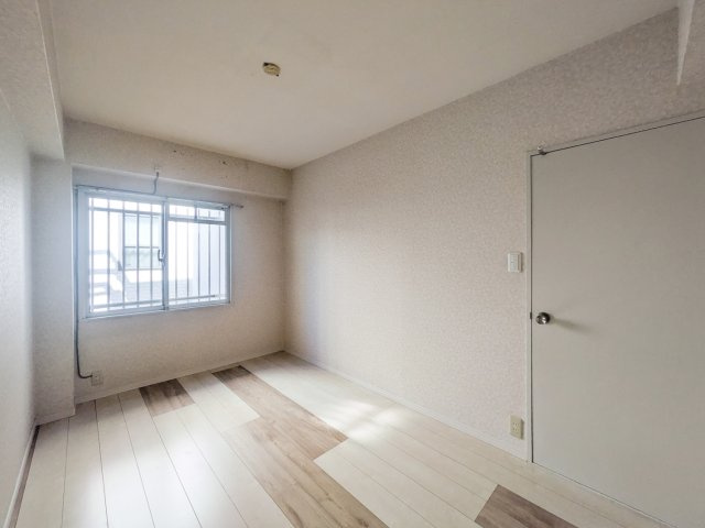 エクセル北青木の洋室|約5.1帖の洋室
東向きの窓があるため朝日が差し込みます。