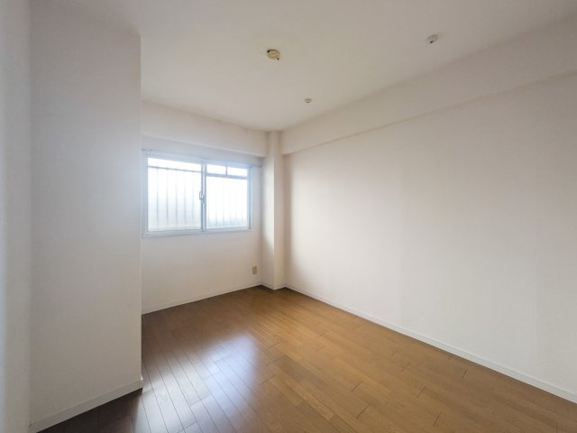 エクセル北青木の洋室|約5.6帖のフリースペース
クローゼットも付いており収納にも困りません。