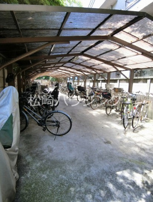 【その他共用部分】 | 第２喜光マンション | 屋根付きの駐輪場があります