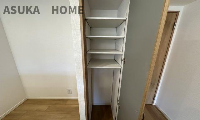 サングレイス洋光台 のキッチン|キッチンパントリーは、備蓄庫として機能性と見た目にも優れた有能スペースです。