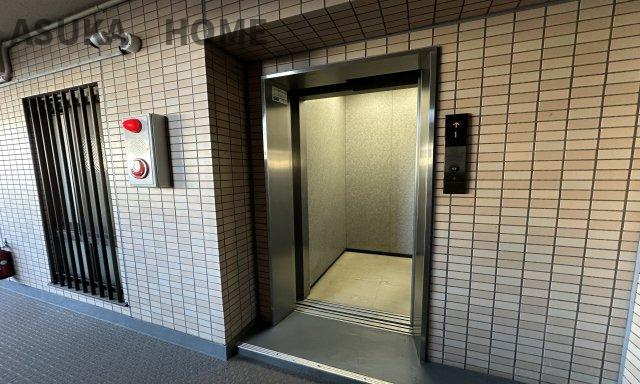 サングレイス洋光台 のその他共用部分|出入口に防犯カメラ設置されているエレベーターを完備したマンションです。