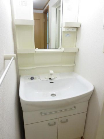 キャプリコートＡの洗面所|明るい洗面所です