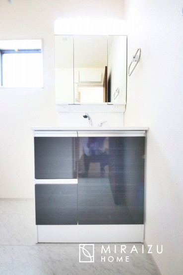 【独立洗面台】 | 高級感漂う洗面台です。鏡の後ろの収納棚もとても充実しております。コスメが大好きな奥様も、女子力高いご主人様もきっとご満足いただける収納力です。三面鏡なので、ヘアセットにも便利です。