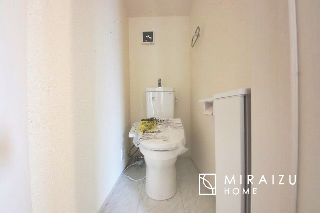 【トイレ】 | 空気の換気と窓からの光の明るさに配慮した清潔感のあるトイレ、ご自分の好きなアロマや芳香剤を置いて落ち着く空間を演出、一人になれる空間ですから、リラックスしたいですね。