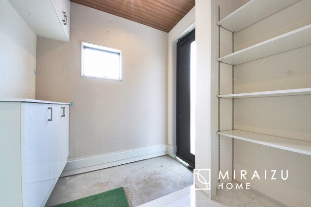 【玄関】 | 永く住むからこそシンプルで飽きのこないデザインに。ただいま、おかえりの温かな声が聞こえる玄関。