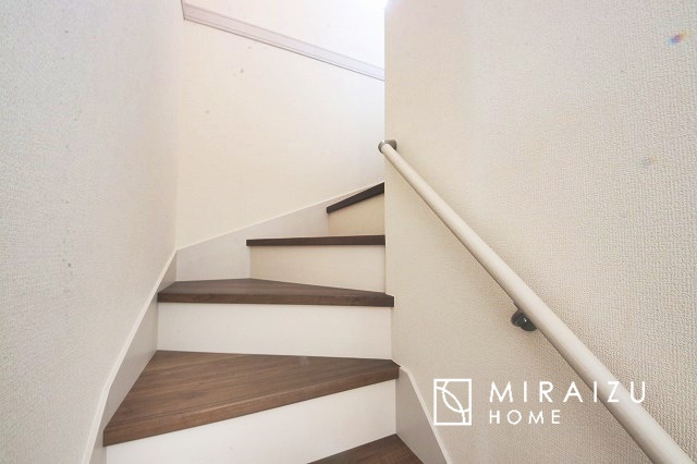【内装】 | プライベートの空間もみんなで過ごす空間も両社兼ね備えたつくりです。階段には安全性を配慮し、手すりを設置。太陽の光と風が心地良い窓も付いた内装です。