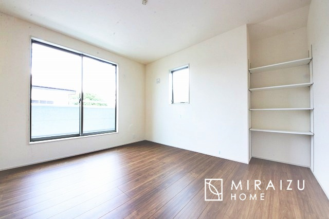 【寝室】 | 居心地の良さそうなリラックスできる空間。独立性のある建物ですので、ご自分の時間を大切にしたご家族様にぴったりです！