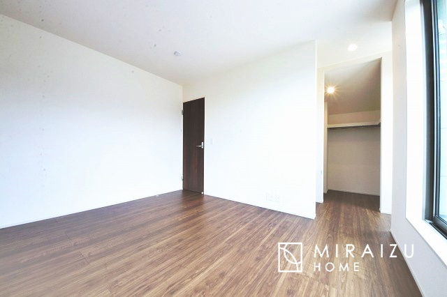 【収納】 | 広さのある洋室は、ご夫婦様の寝室にぴったりですね。ご主人様の趣味のものや書斎などにも使用できるくらいの広さが嬉しいです。収納もばっちり完備してますのでお荷物が多いご家族様も安心してお暮しいただけます！