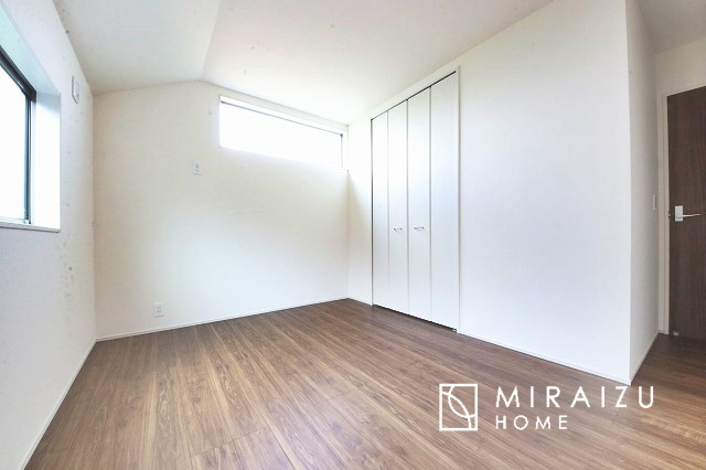 【洋室】 | お子様のお部屋にも主寝室にも使えますね。窓が二面についていますので採光もばっちり、空気の入れ替えもOK！自分のお部屋を持ちたいお子様の夢を叶えます！