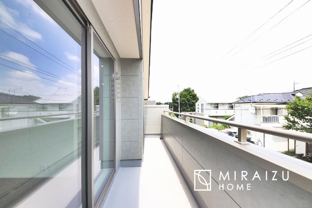 【バルコニー】 | 小鳥の鳴き声で目覚める朝、爽やかな風が入ります。太陽の陽射しでお洗濯物がカラッと乾き、気持ちの良い洋服とお布団で快適に過ごせます。