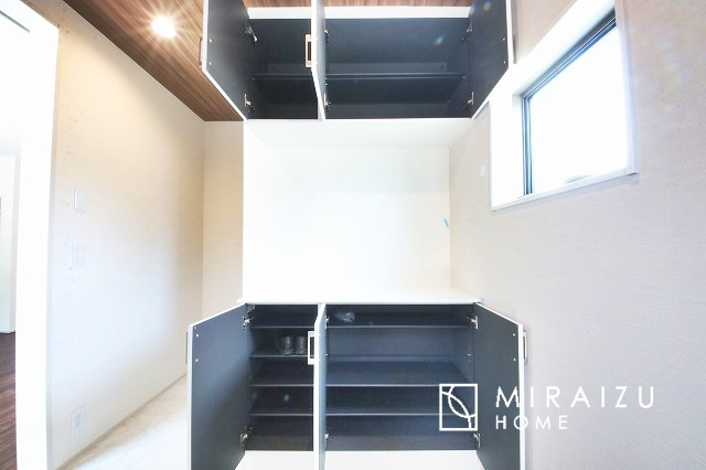 【玄関】 | 心も体も癒されるゆったりと落ち着いた洋室。窓が多いつくりになっています。窓が多いと明るい空間を保ち、室内へ気持ちの良い風も取り込んでくれます。