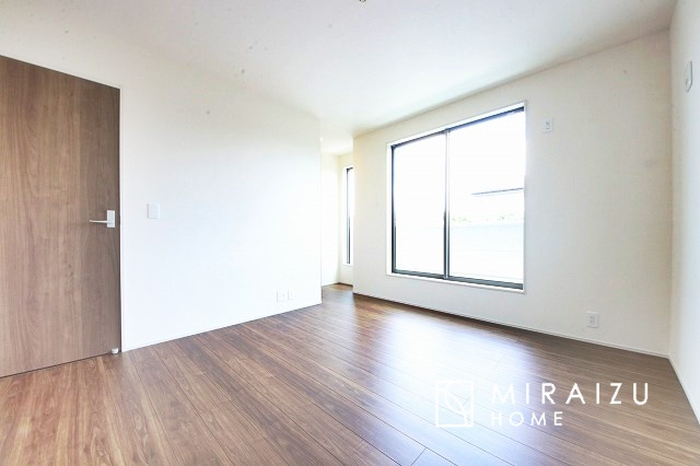 【寝室】 | 収納あり、自然な採光ありの洋室。家族みんなが気持ち良く目覚められる、過ごしやすい主寝室などにもお勧め。もちろん、ペットもご一緒に。