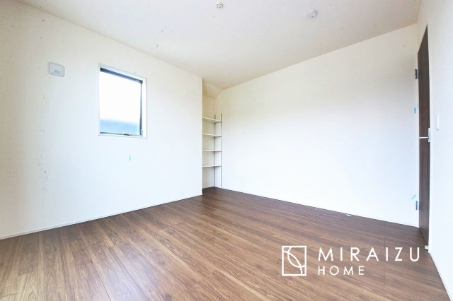 【寝室】 | 床のフローリングもオシャレな洋室が嬉しいです。独立性のある住宅ですので、各居室それぞれ、テイストの違うお部屋インテリア造りをしても面白いかもしれませんね！