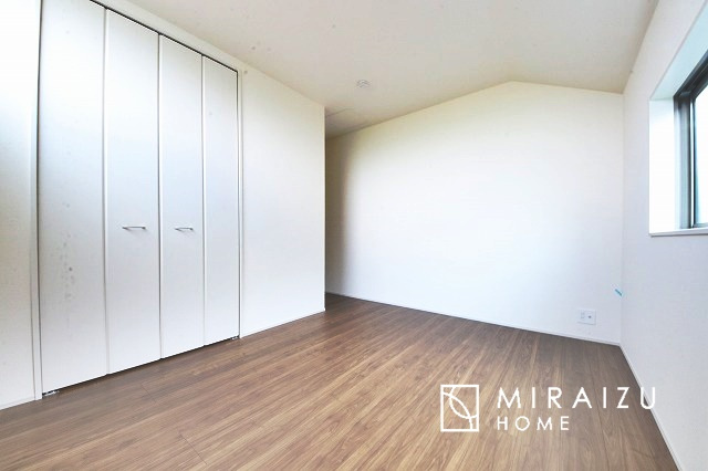 【洋室】 | 小鳥の鳴き声で目覚める朝、爽やかな風が入ります。太陽の陽射しでお洗濯物がカラッと乾き、気持ちの良い洋服とお布団で快適に過ごせます。