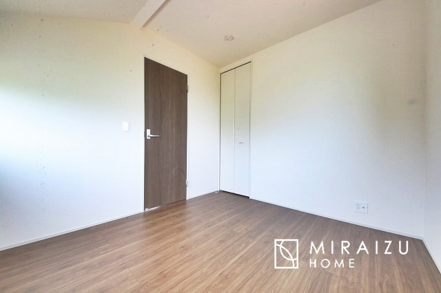 【子供部屋】 | 青く澄み渡った綺麗な空と、陽の光をたっぷりと受ける、そんな新築住宅で新生活をスタートしてみませんか？見学・ご相談等、ミライズホーム(株)までお気軽にご連絡下さい♪