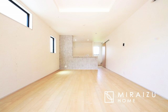 【居間・リビング】 | 陽当たりが心地の良いリビング空間です。日中はカーテンを開けて自然な光を取り込みリラックスして過ごしたいですね、照明器具もセンスの良いものを使いたいですね。