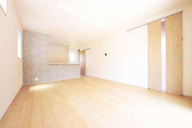 【居間・リビング】 | 大きな窓が特徴の南向きリビングでは、太陽光も沢山取り込むことが出来てお家の中にいても日光浴が可能ですね、開放的な空間です。インテリア選びも楽しそう、ご家族様で相談しながらインテリア配置も楽しみたいです