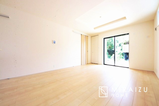 【居間・リビング】 | 明るい光が取り入れられる空間設計のリビングです。インテリア配置もしやすい間取りです。壁や床の色と合わせて落ち着いたインテリアも選びたいですね♪グリーンを飾っても素敵だと思います。