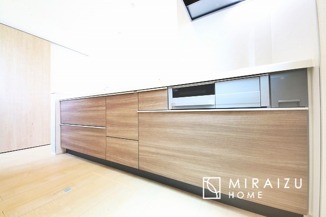 【キッチン】 | 洗練されたキッチンでは毎日の家事を少しでも楽に快適に工夫したいですね、大きいシンクではお皿洗いもストレスフリー、3口コンロでは要領よくお料理も可能です。レンジフードもお掃除がしやすい設計が嬉しい。