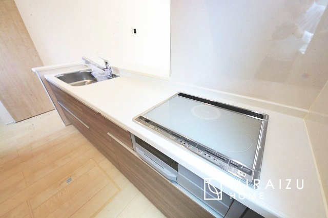 【キッチン】 | スッキリとした形が上品な広々ワイドキッチンです。レンジフードもすっきりとした造りなので圧迫感もございません。窓もあり明るい空間の中で毎日お料理することが可能です。収納スペースも広いのが嬉しいですね。